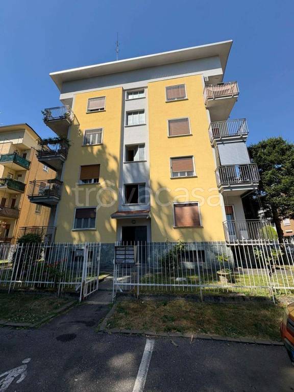 appartamento in affitto a Lainate in zona Barbaiana