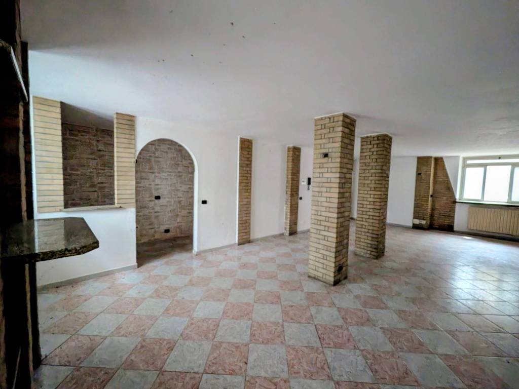 locale commerciale in affitto a Lainate