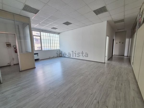 locale commerciale in affitto a Lainate