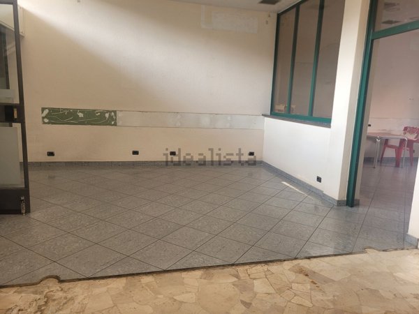 locale commerciale in affitto a Lainate