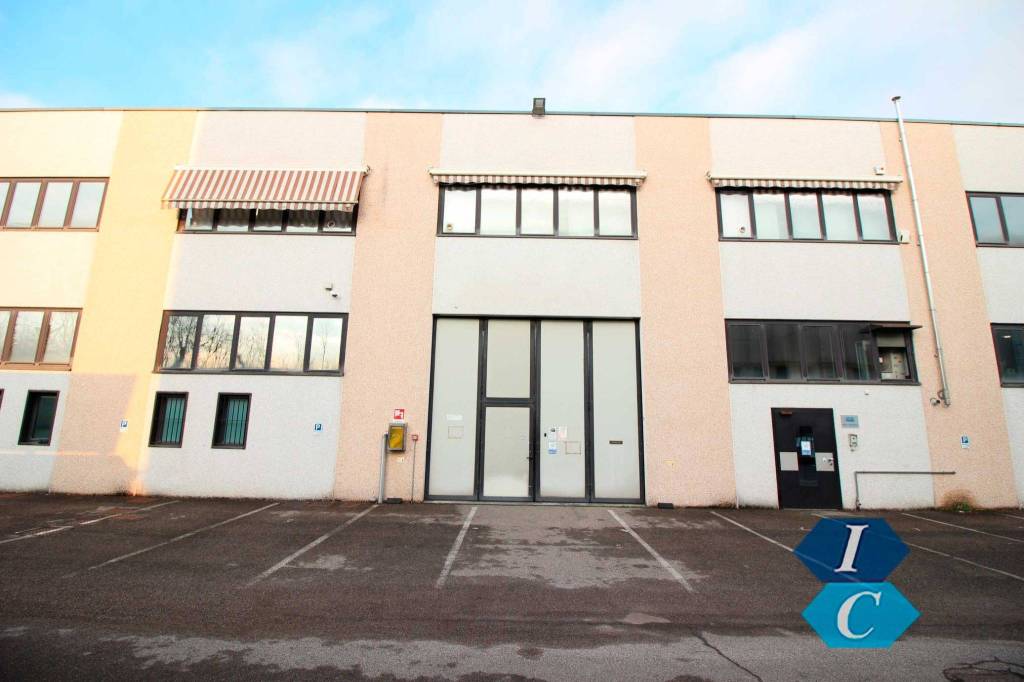 locale commerciale in affitto a Legnano