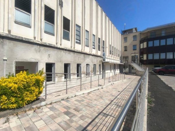locale commerciale in affitto a Legnano