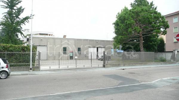 locale commerciale in affitto a Legnano