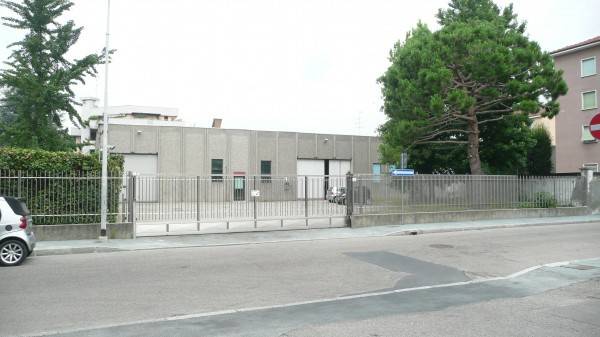 locale commerciale in affitto a Legnano