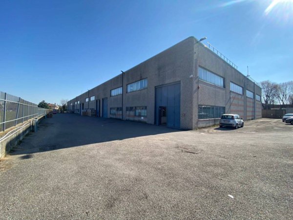 locale commerciale in affitto a Legnano
