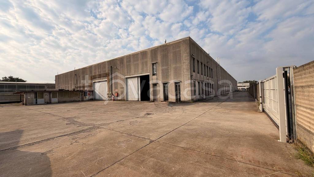 locale commerciale in affitto a Legnano