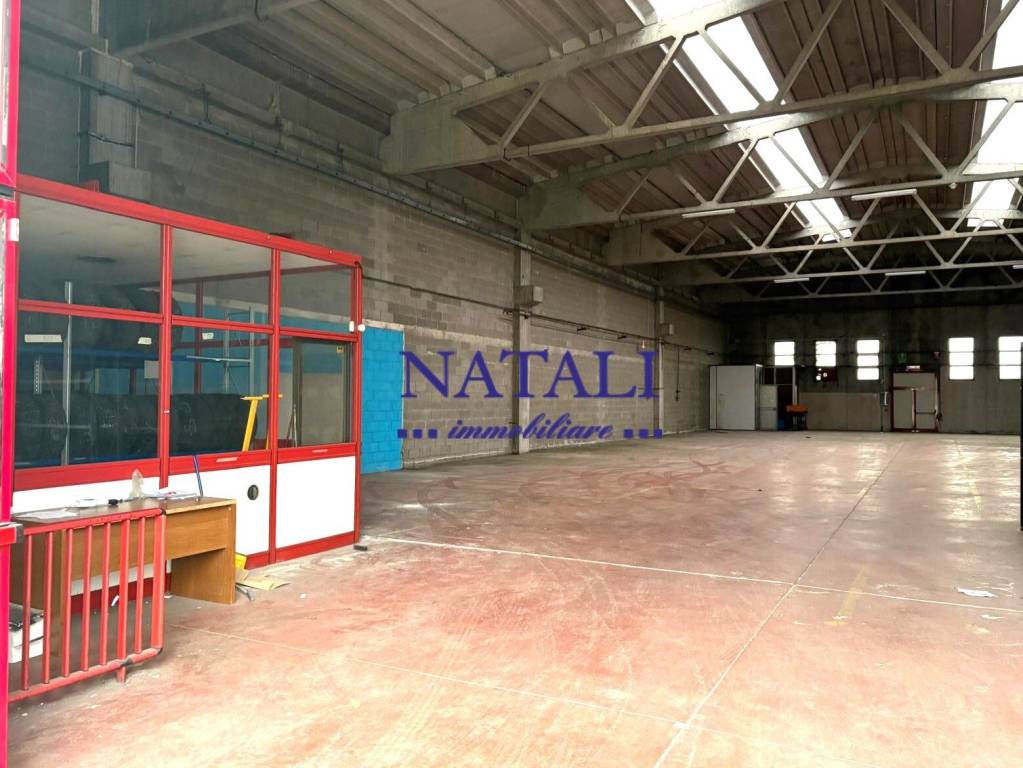 locale commerciale in affitto a Legnano