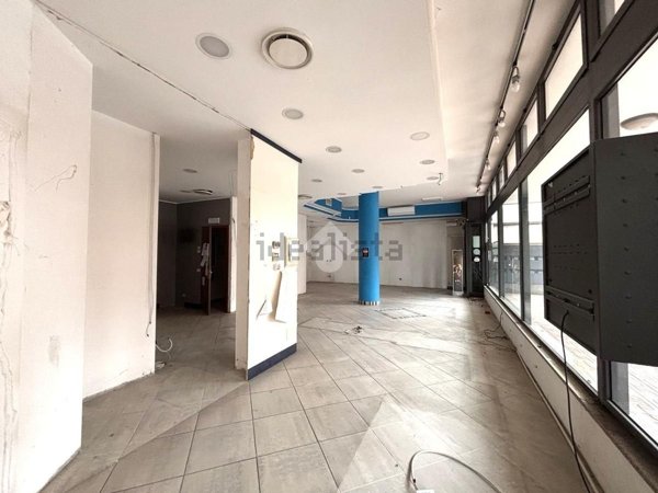 locale commerciale in affitto a Legnano