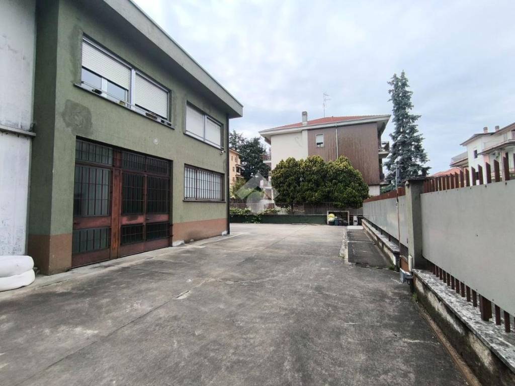 locale commerciale in affitto a Legnano