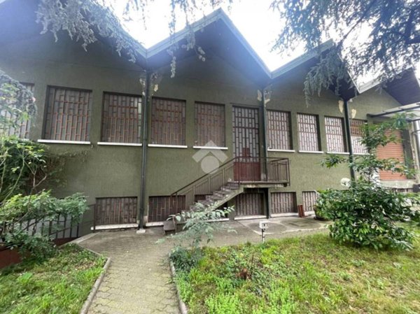 locale commerciale in affitto a Legnano