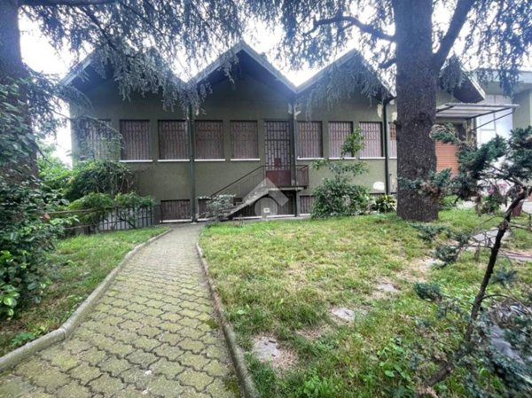 locale commerciale in affitto a Legnano