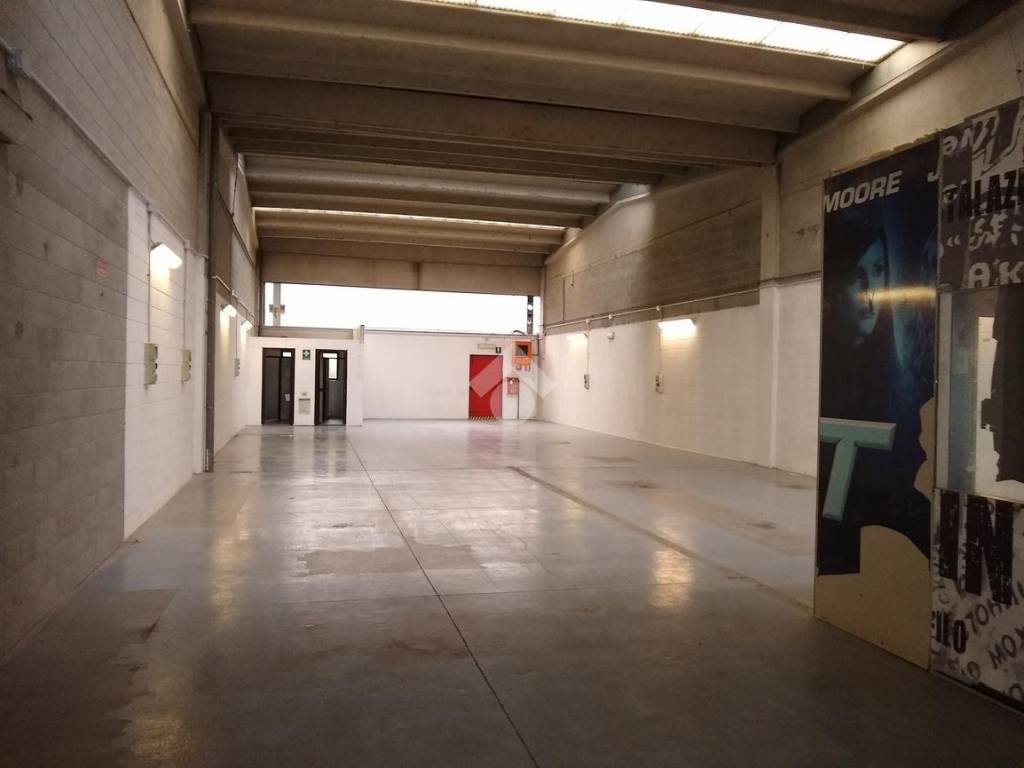 locale commerciale in affitto a Legnano