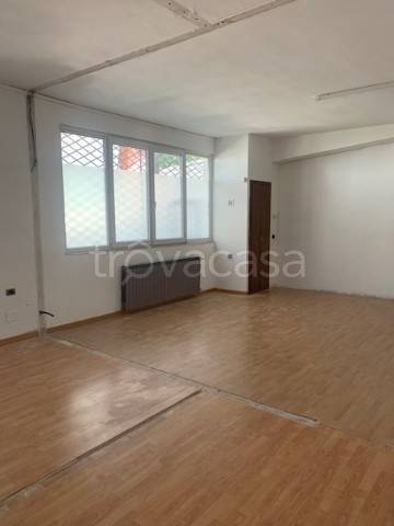 negozio in affitto a Legnano