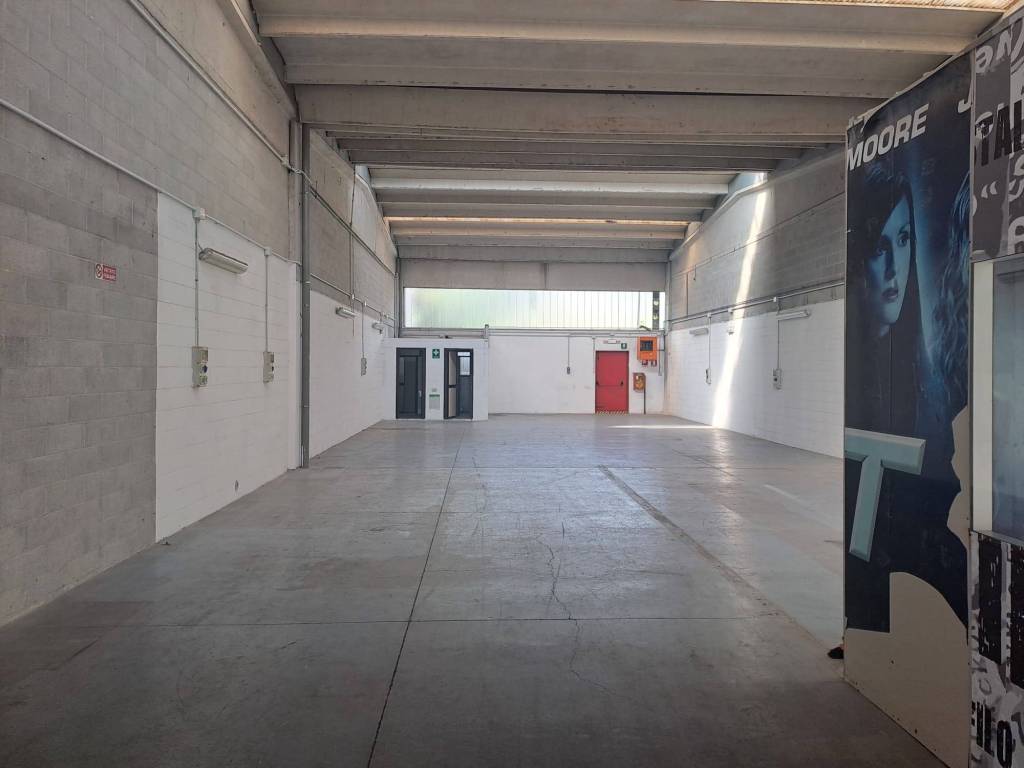 locale commerciale in affitto a Legnano