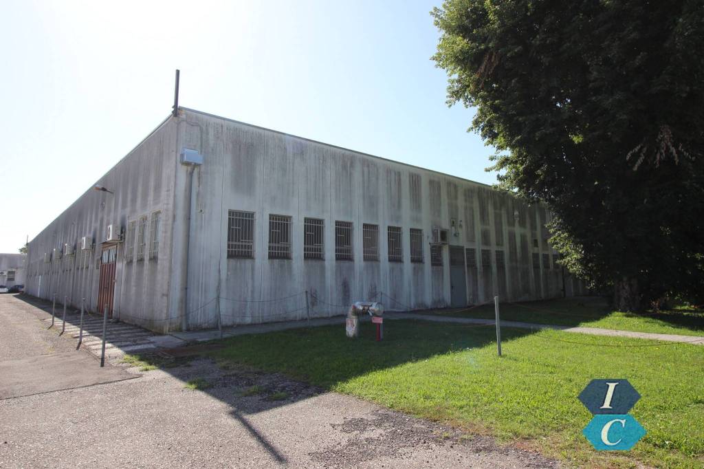 locale commerciale in affitto a Legnano
