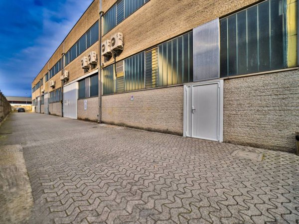 locale commerciale in affitto a Liscate