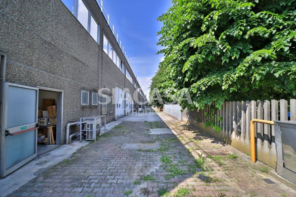 capannone in affitto a Liscate