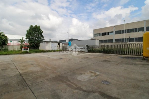 capannone in affitto a Liscate