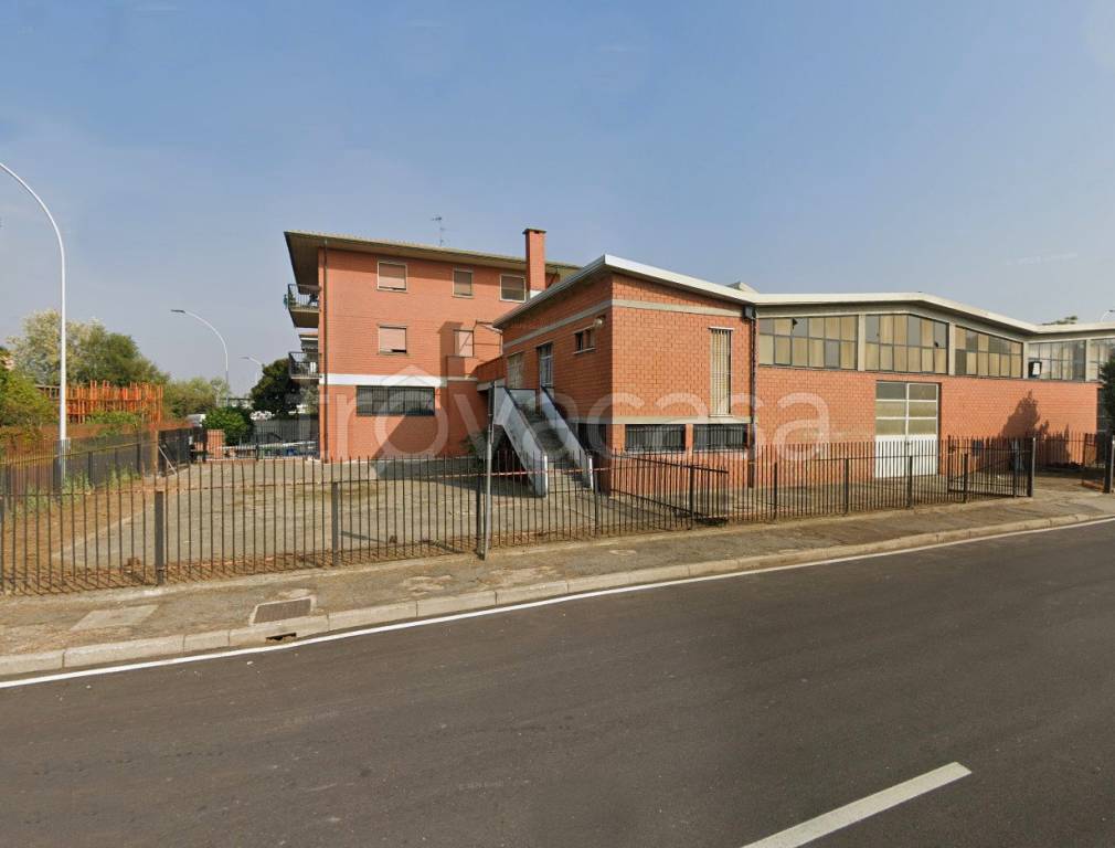 locale commerciale in affitto a Locate di Triulzi