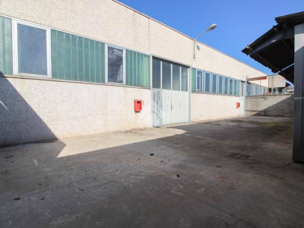 locale commerciale in affitto a Locate di Triulzi