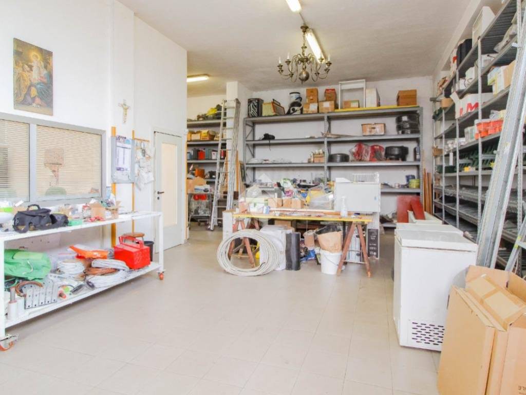negozio in affitto a Locate di Triulzi