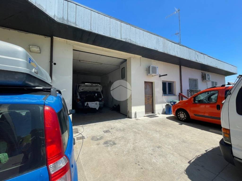 locale commerciale in affitto a Magenta