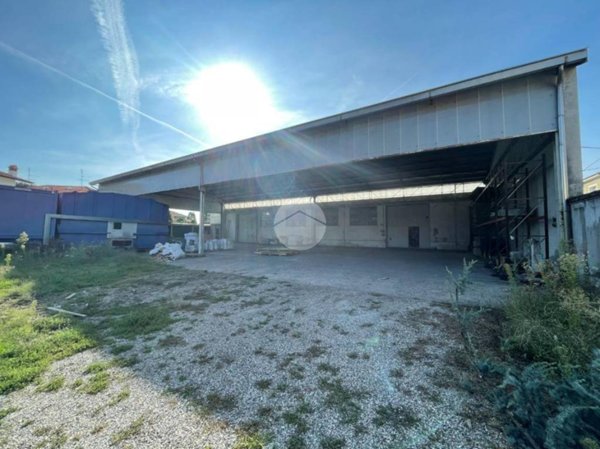 locale commerciale in affitto a Magenta