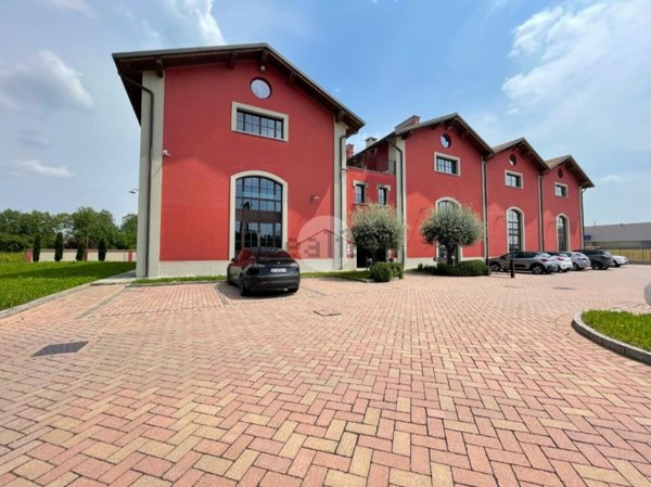 locale commerciale in affitto a Magenta
