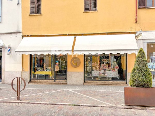 locale commerciale in affitto a Magenta