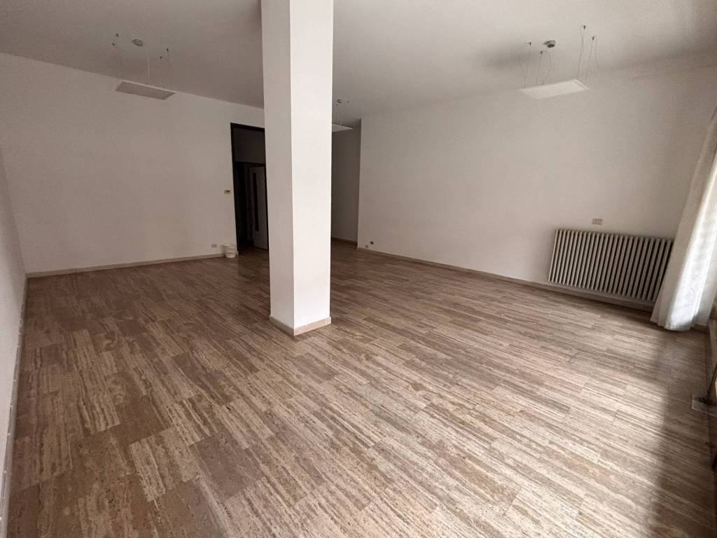 negozio in affitto a Magnago