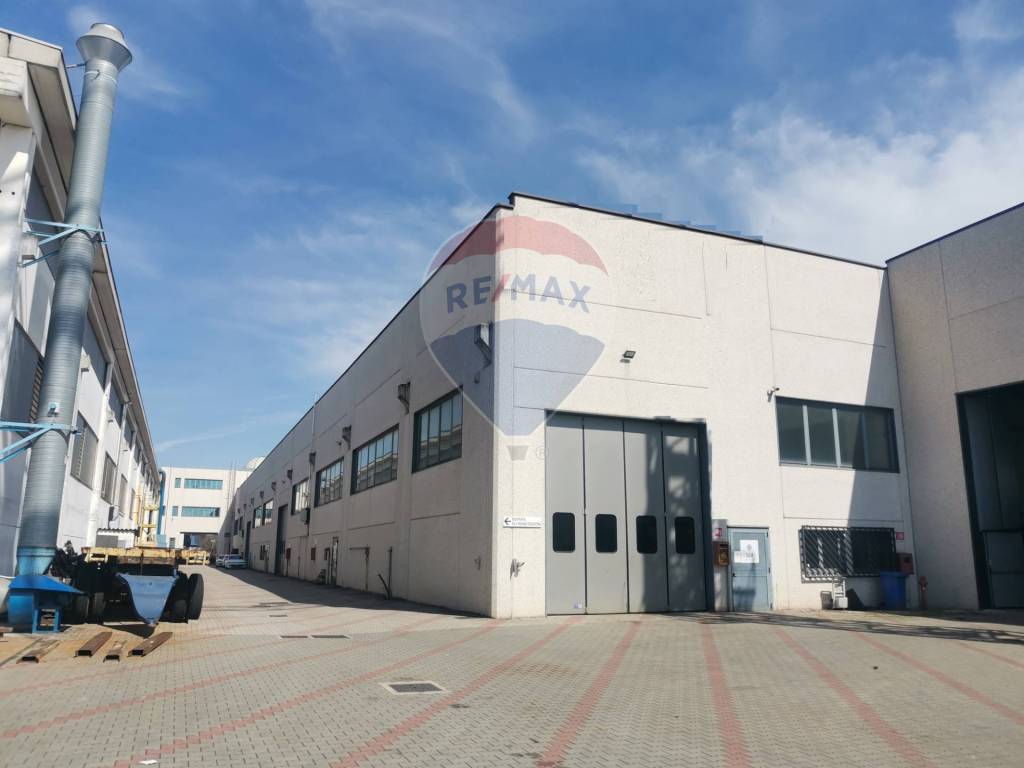 locale commerciale in affitto a Magnago