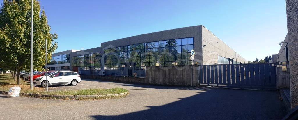 locale commerciale in affitto a Magnago