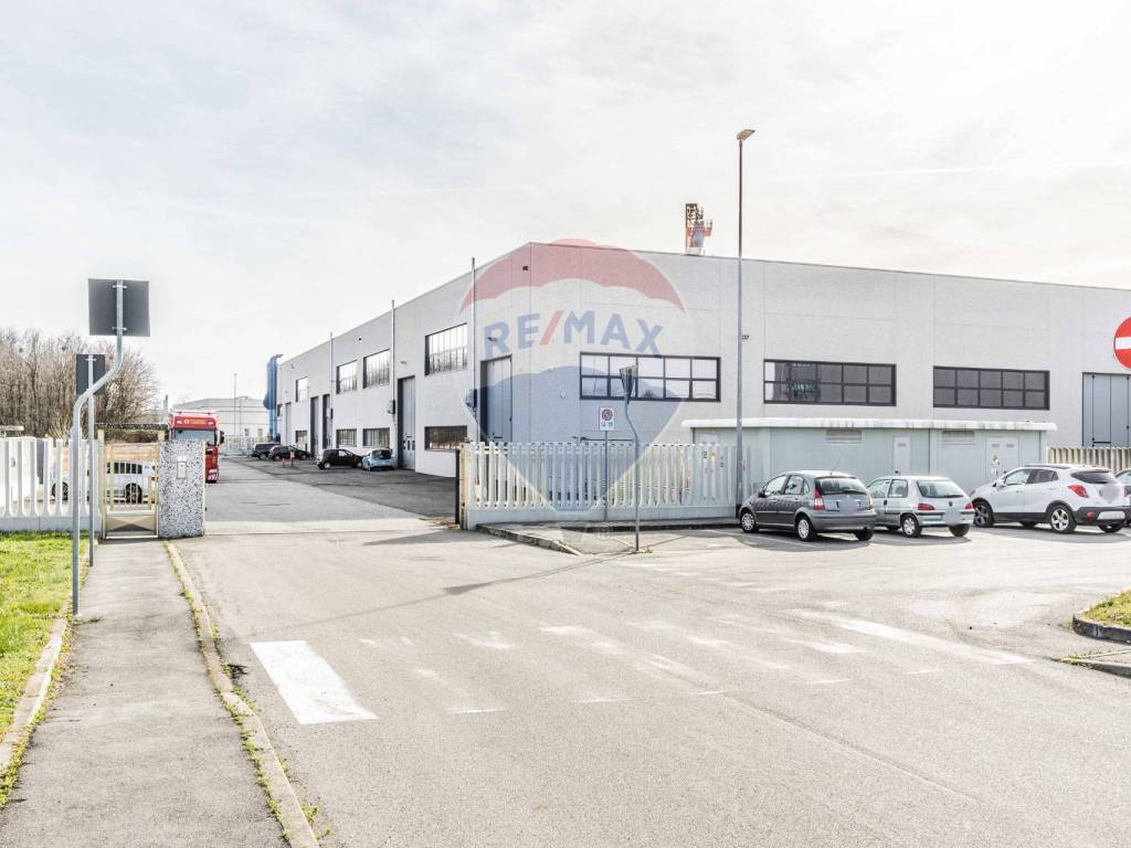 locale commerciale in affitto a Magnago