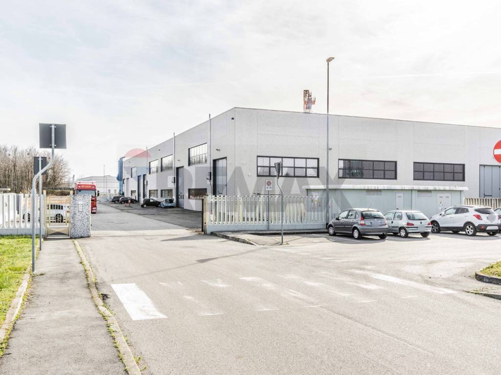 locale commerciale in affitto a Magnago