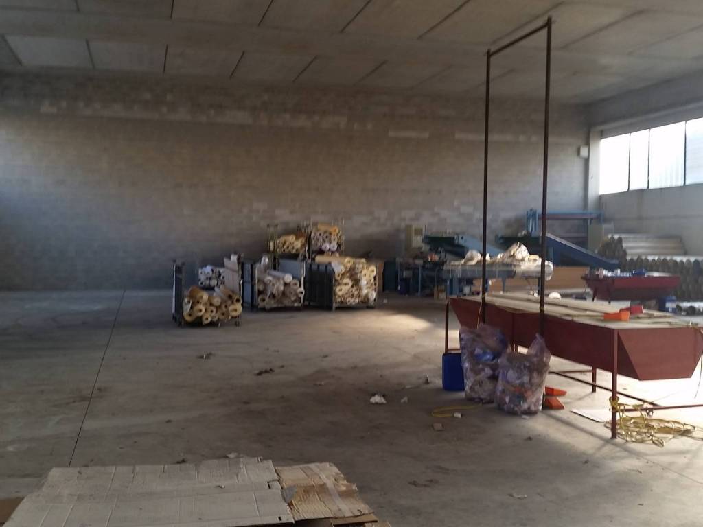 locale commerciale in affitto a Magnago