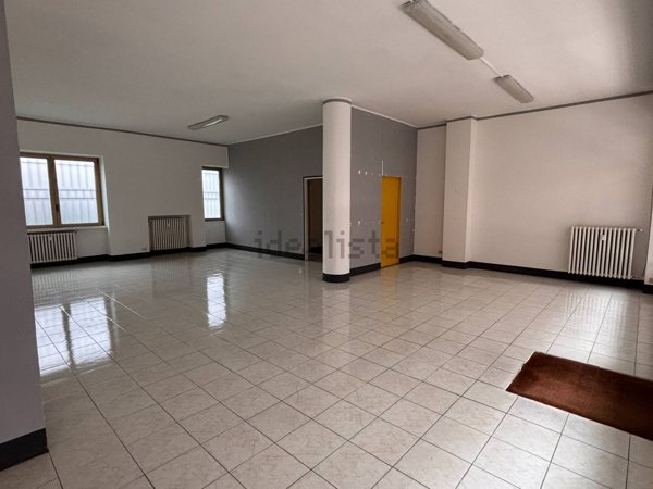 locale commerciale in affitto a Magnago