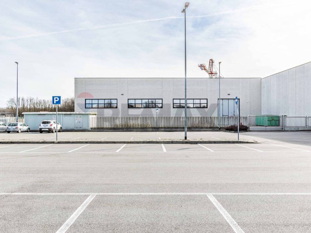 locale commerciale in affitto a Magnago