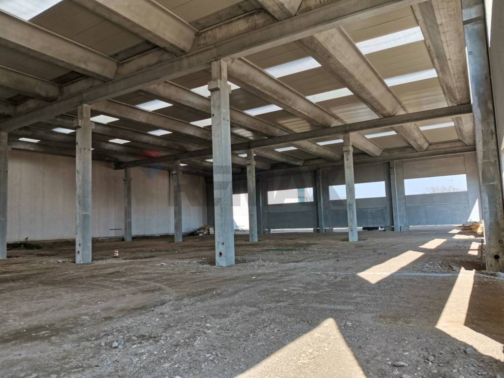 locale commerciale in affitto a Magnago