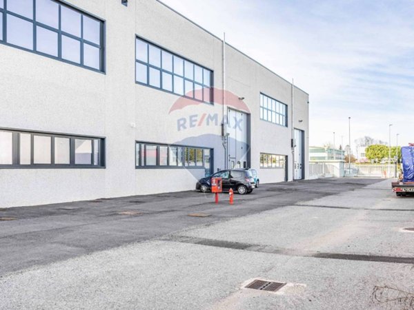 locale commerciale in affitto a Magnago