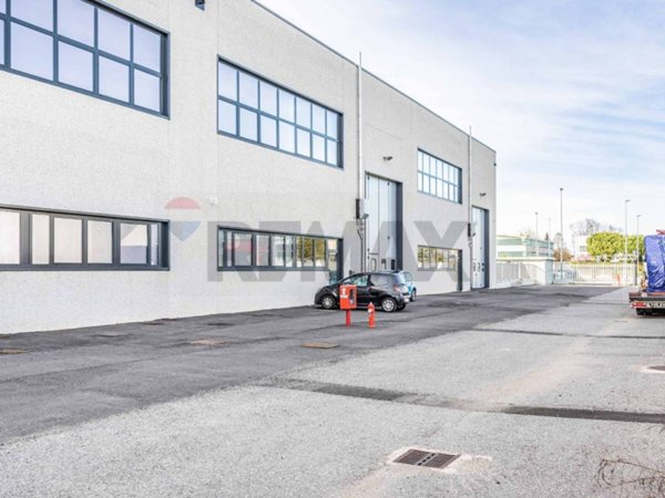 locale commerciale in affitto a Magnago