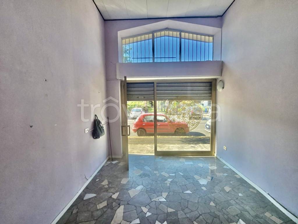 negozio in affitto a Mediglia in zona Mombretto