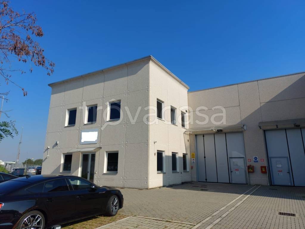 locale commerciale in affitto a Mediglia in zona Mombretto