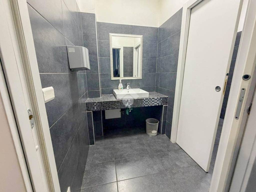 negozio in affitto a Mediglia in zona Mombretto