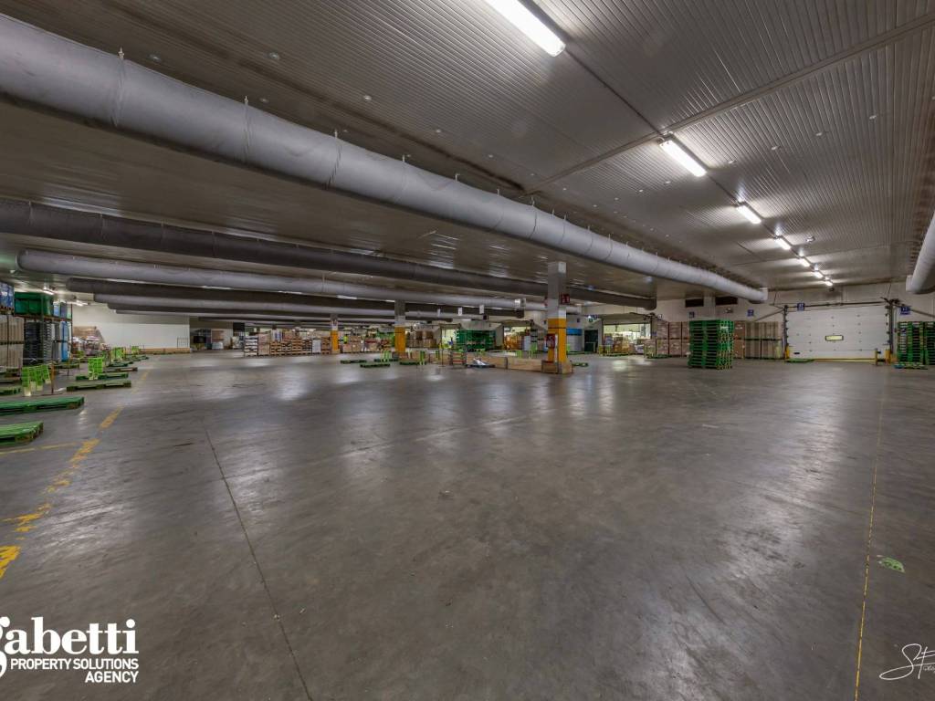 locale commerciale in affitto a Melegnano