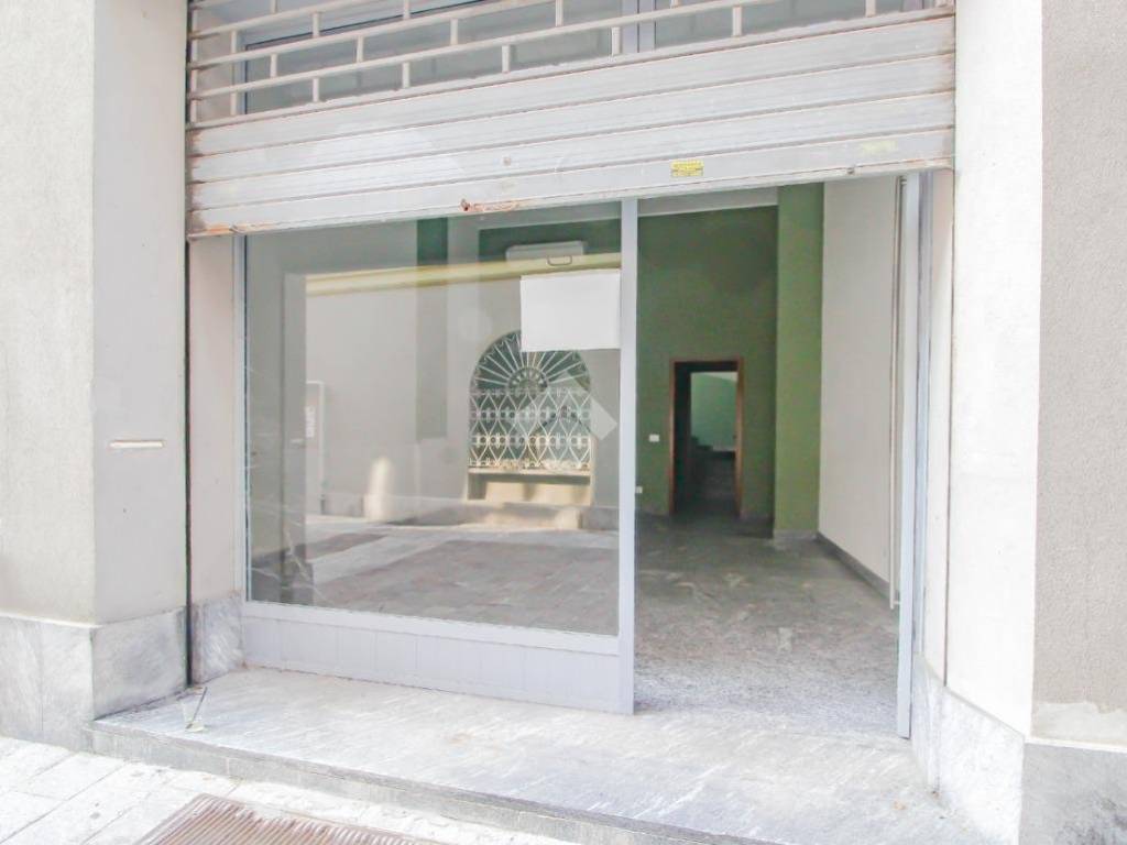 negozio in affitto a Melegnano