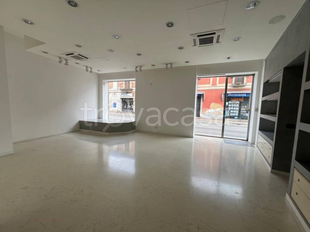 negozio in affitto a Melegnano