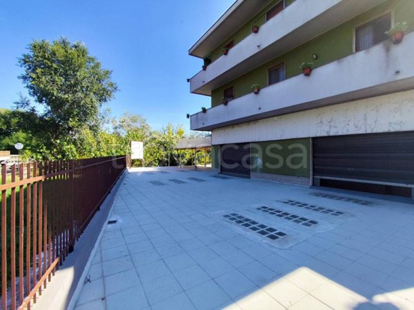 locale commerciale in affitto a Melegnano
