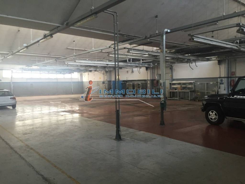 locale commerciale in affitto a Milano in zona Lambrate