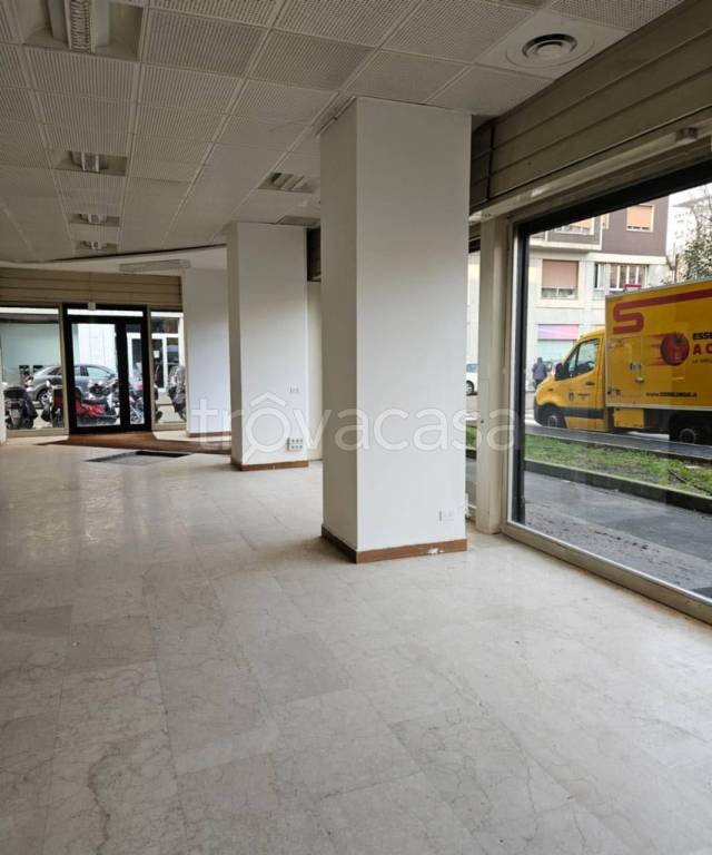 negozio in affitto a Milano in zona Piazzale Lodi