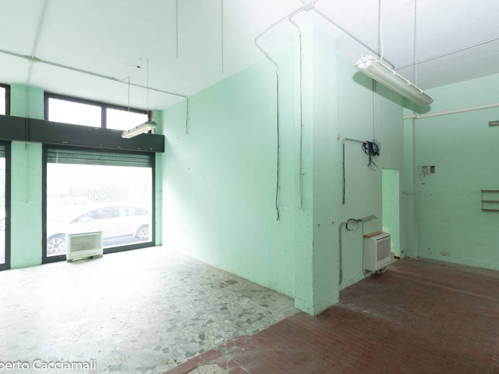 negozio in affitto a Milano in zona Trenno